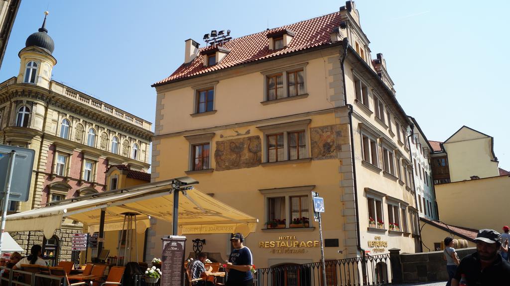 Hotel U 3 Pstrosu Praga Esterno foto